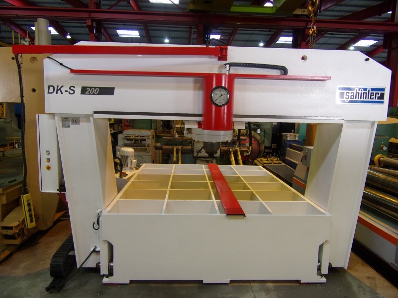 Presse hydraulique à redresser DKS 200