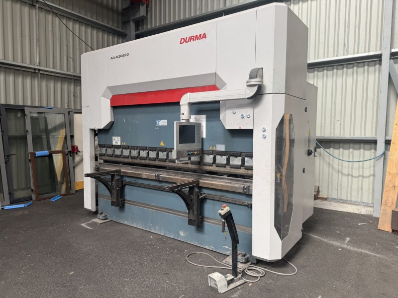 Presse plieuse hydraulique à commande numérique AD-S 30220