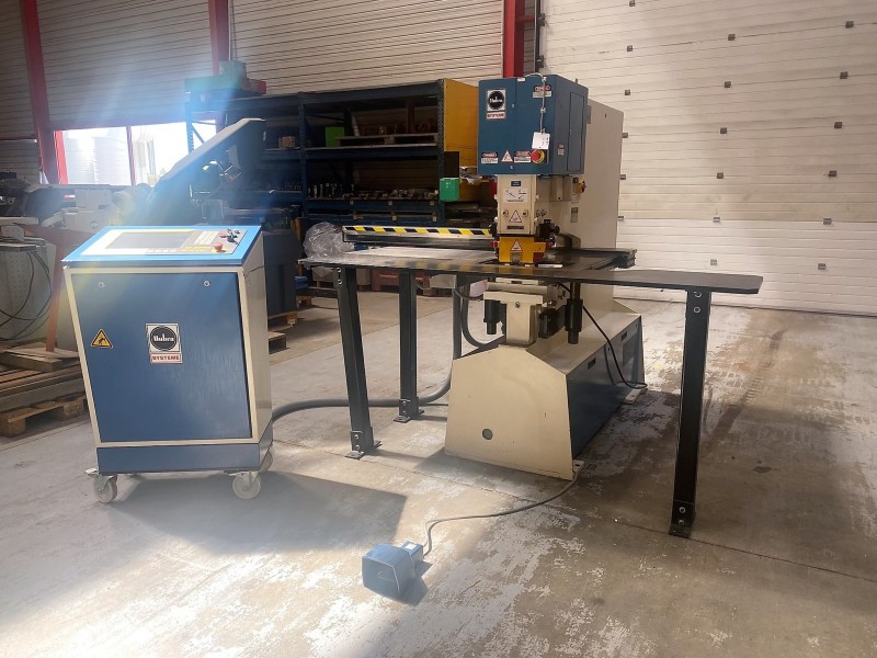 Poinçonneuse à commande numerique MUBEA type KLH700/760