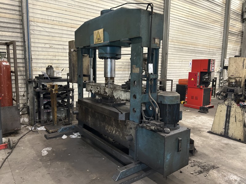 Presse hydraulique d'atelier Presse hydraulique occasion SAHINLER 