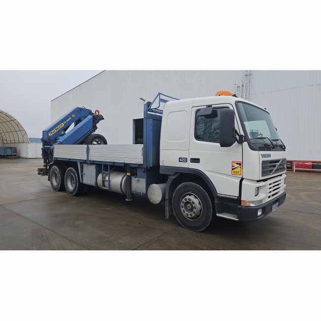Camion grue VOLVO F610