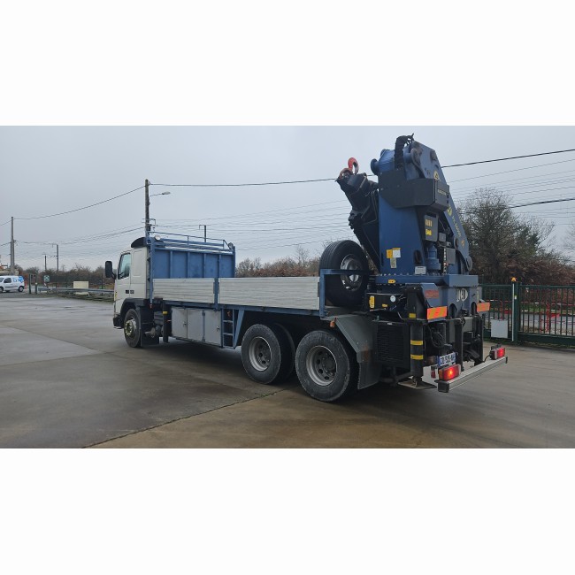 Camion grue VOLVO F610